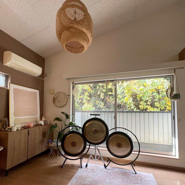 気がつけば、2023年も1ヶ月とちょっと..
2023年は年始からここ数年とは違う流れで、昨年までの流れと、来年からの流れの、そのあいだで漂っているような..不思議な時空間をすごしていました。
そんな時間もそろそろ終わりが近づいて、うっすら次の未来のタイムラインのエネルギーが近づいてきているように感じる11月の終わり😌
夏からお休みをいただいていた @mana.and.co 主催のゴングメディテーション•グループセッションの再開のご案内をようやくだせるようになりました🥹✨  グループセッション再開のキックオフとして、この年末限定、3つのGongを同時に使ったスペシャルセッションを完全少人数制（各回4名限定）で開催させていただきます🤍  ・12月21日（木）10時〜12時（正午）
・12月23日（土）14時〜16時 ※残席1  開催日程は上記の通り、冬至を挟んで2日間、平日セッションと週末セッションのスケジュールをご用意させていただきました✨
開催場所は、Mana&Co.鎌倉アトリエ（JR鎌倉駅より徒歩10分程度）となります🏡
こちらに拠点を構えて約一年、プライベートセッション、イベントなどで様々な方々が足を運んでくださり、すっかりエネルギーが整った空間になりました☺️中には、ここに住みたいと言って下さる方まで😂  Gong3つを同時に使ったセッションは、1つのGongのみを奏でる時以上に、音の倍音にさらに厚みが増し、とーーーってもパワフルに💫💫💫
私自身、先日はじめてGong3つを同時に使ったプライベートセッションから何かが『開通』⚡️したような感覚で、新たなインスピレーションが降りてくるようになりました😆💕  Gong3つを同時に使ったセッションは、年末開催及びMana&Co.アトリエ開催限定でのスペシャルなセッションとなります。
ぜひこの特別なセッションをご体験いただけましたらとても嬉しいです☺️🧡  おかげさまで、週末のセッションはあと1席🙏🏼
各回4名限定となりますので、ぜひピンときた方はお早めにお申し込みくださいませ💌
詳細、ご予約は @mana.meets.world プロフィールリンクから🔗  ご縁のある方々とスペシャルなセッションをご一緒させていただくことがとてもたのしみです🥰  #ゴングメディテーション #gongmeditation #瞑想 #meditation #retreat #リトリート #自分時間 #mindfulness #マインドフルネス #エネルギー調整 #自分を整える