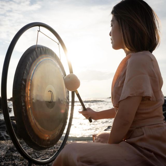 いよいよ師走感🥹年末の気持ち良い締めくくりに、個人の方どなたにでもご参加いただける今月のゴングメディテーション・スケジュール✨
鎌倉のMana&Co.アトリエでのセッションのほか、最新のプラネタリウムでのイベント、冬至の日当日のオンラインイベントなどにも出演をさせていただきます🙏🏼✨  ◾️12月11日（月）19:30〜　@プラネタリアYOKOHAMA〈申込み受付中〉
@awakeme_mindfulness 主催💛没入感のすごいLEDプラネタリウムドームでのゴングメディテーション。お仕事帰りに気軽に非日常を味わうお時間と空間をお届けします。  ◾️12月21日（木）10:00〜　THE RITUAL ゴングメディテーション@鎌倉〈残1席〉
Mana&Co.鎌倉サロン開催の超少人数限定で行うセッション。3つのGongを同時に使った年末限定スペシャルセッションです。  ◾️12月22日（金）12時20分〜　冬至の日のゴングメディテーション＠オンライン〈申込み受付中〉
敬愛する女性起業家Ones holding company CEO 望援（のえ）さん @noeokamoto 主催のオンラインコミュニティOnesでのゴングメディテーション。今年の冬至時刻は12時28分（昼）、陰極まって陽に転ずるその時間にみんなでオンラインで繋がるオンラインのメディテーションプログラム。高音質の音源でお届けします。（見逃し配信あり）  ◾️12月23日（土）14:00〜　THE RITUAL ゴングメディテーション＠鎌倉〈満席御礼🙏🏼✨〉
Mana&Co.鎌倉サロン開催の超少人数限定で行うセッション。3つのGongを同時に使った年末限定スペシャルセッションです。  それぞれのお申し込みページは、ストーリーズ&プロフィールリンクよりご確認ください💫
タイミングがあいました方々、ぴんときた方々とぜひご一緒できましたらうれしいです☺️🧡  #瞑想 #メディテーション #マインドフルネス #ゴングメディテーション #脳を休める #脳の休息 #デトックス #デジタルデトックス