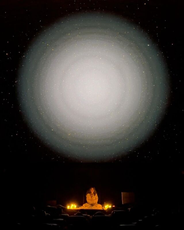 ココロ・カラダを整え解放するウェルネスパーティ @awakeme_mindfulness 🧘‍♀️✨
何度も出演の機会をいただいているAWAKEMEですが、今回はコニカミノルタ・プラネタリアYOKOHAMAでのイベントに出演させて頂きました🪐✨
前半は @lovebyyukino さんのSelf Loveをテーマにしたお話と瞑想、後半は私がガイドのゴングメディテーションでサウンドバス✨
プラネタリウムでのゴングメディテーションはいつも以上に没入感でスペシャルな空間😌🥹❣️
宇宙空間でGongを奏でているような素敵なお写真も撮って頂きました🥹💕  ゴングメディテーションを日本ではじめて、もうすぐ丸5年。こうして活動が続けられてきたのも、場を用意して下さる方々、準備して下さる方々、そして会場に足を運んでくださる方々がいてこそ。本当にありがとうございます🙏🏼✨
毎回舞台から、大好きな友人、大切な方々のお顔が見えると、なんとも言い表せないぐらいとても幸せな気持ちになります😌  プラネタリウムでのAWAKEME @awakeme_mindfulness 
年内最後は12/26 有楽町のプラネタリアTOKYOで開催があるそうです✨詳細は @awakeme_mindfulness のプロフィールリンクからぜひご覧ください💌  主催のラッセル・マインドフルネス・エンターテイメント株式会社様、 @akkoarius さん @mayu214m さん @masaka08 さん、この度もありがとうございました🙏🏼🧡✨  #瞑想 #メディテーション #マインドフルネス #ゴングメディテーション #ゴング瞑想 #metime #自分時間 #selflove #自分を大切に