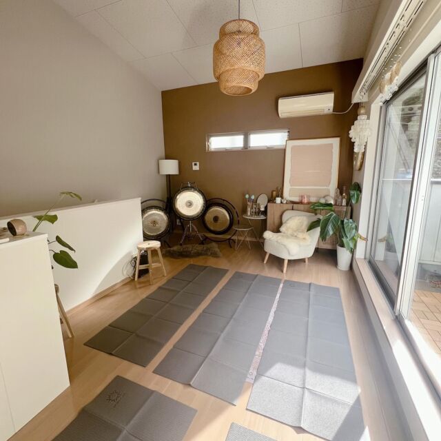 この場所をMana & Co. @mana.and.co のアトリエとしてプライベートセッションをご提供する場にしてちょうど一年。毎月メンテナンスにいらしてくださるクライアントさま、タイミングで単発でいらしてくださったクライアントさま、本当にたくさんの方が足を運んでくださいました✨  足を運んでくださった方々のエネルギーと、私自身この一年はこの土地と建物にしっかりグラウンディングしながらエネルギーを整えたことで、この場所がよりあたたかい癒しのエネルギーが宿る場になったなぁと感じています☺️✨  小さい頃真剣に考えていた『みんなが癒される南の島のリゾートホテルのような空間をつくる』という夢。リゾートホテルほど大きくはないけれど、こうして場所を持てたことで、夢がひとつかないました🥹💕  そして、この12月からは、グループセッションも完全少人数制でこちらのスペースでご提供することに✨
おかげさまで年内の対面セッションは満席御礼🙏🏼✨🤍ですが、22日（金）冬至時刻のお昼12:28を跨いでこの場所からお届けするオンラインセッションはまだお申し込み可能です🤗💕  今年の冬至はまたひとつエネルギー的に大きなターニングポイントになりそうだと感じています😌
陰極まって陽に転ずる冬至の日、まずは2023年も走り抜いてきた自分を労わることを。そして、いま世界起きている様々な心が痛む出来事にも意識を向けて、世界で平和や幸せを感じられる人がひとりでも増えるよう、みんなで一緒にお祈りをしながら、瞑想したいと思っています。
@noeokamoto さんとお届けする高音質のオンラインのゴングメディテーション、ぜひご参加ください🤍
詳細・お申し込みは @mana.and.co プロフィールリンクから🔗  #ゴングメディテーション #ゴング瞑想 #マインドフルネス #自分を大切に #セルフラブ