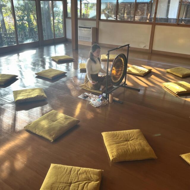 今年最後の企業研修のお仕事は、外資系自動車ブランド企業様向けに、鎌倉でのチームオフサイトミーティングでのゴングメディテーション＋リフレクションワークショップのご提供でした🙏🏼✨  オフサイトミーティングは、普段仕事をしている時の交感神経が優位な状態から離れ、非日常の空間や自然に囲まれた環境などの力をかりながら、副交感神経が優位になった状態で一緒に時間を過ごすことで、私たち人間が動物としての本質的な安心安全の感覚を取り戻し、チーム全体の安心安全の土台を強くする大きな助けになります。
そして、そんな中での深い身体性を伴うゴングメディテーションは、オフサイトミーティングのそうした効果をより高める働きをします✨  能舞台のある古民家旧村上邸 @murakamitei_kamakura は、オフサイトミーティングの意味と効果を最大限に引き出してくれる素晴らしい環境✨都内から近場でのオフサイト会場をお探しの企業様やチームにはとってもおすすめです☺️この日は、お庭の紅葉🍁と椿が見頃でした🥹🩷  今年も様々な企業さまと新たなご縁をいただき、こうしてあたたかく年が越せることの有り難さを実感する年末🙏🏼✨
来月で5期目も終わり。この年末は、この5年のあいだにさせていただいた様々な経験・体験を振り返りながら、来年以降の少し中長期のイメージを膨らませる時間にしたいと思います😌✨  #ゴングメディテーション #ゴング瞑想 #企業研修 #wellbeing研修 #wellbeing #selfawareness #セルフアウェアネス #ウェルビーイング #corporatetraining